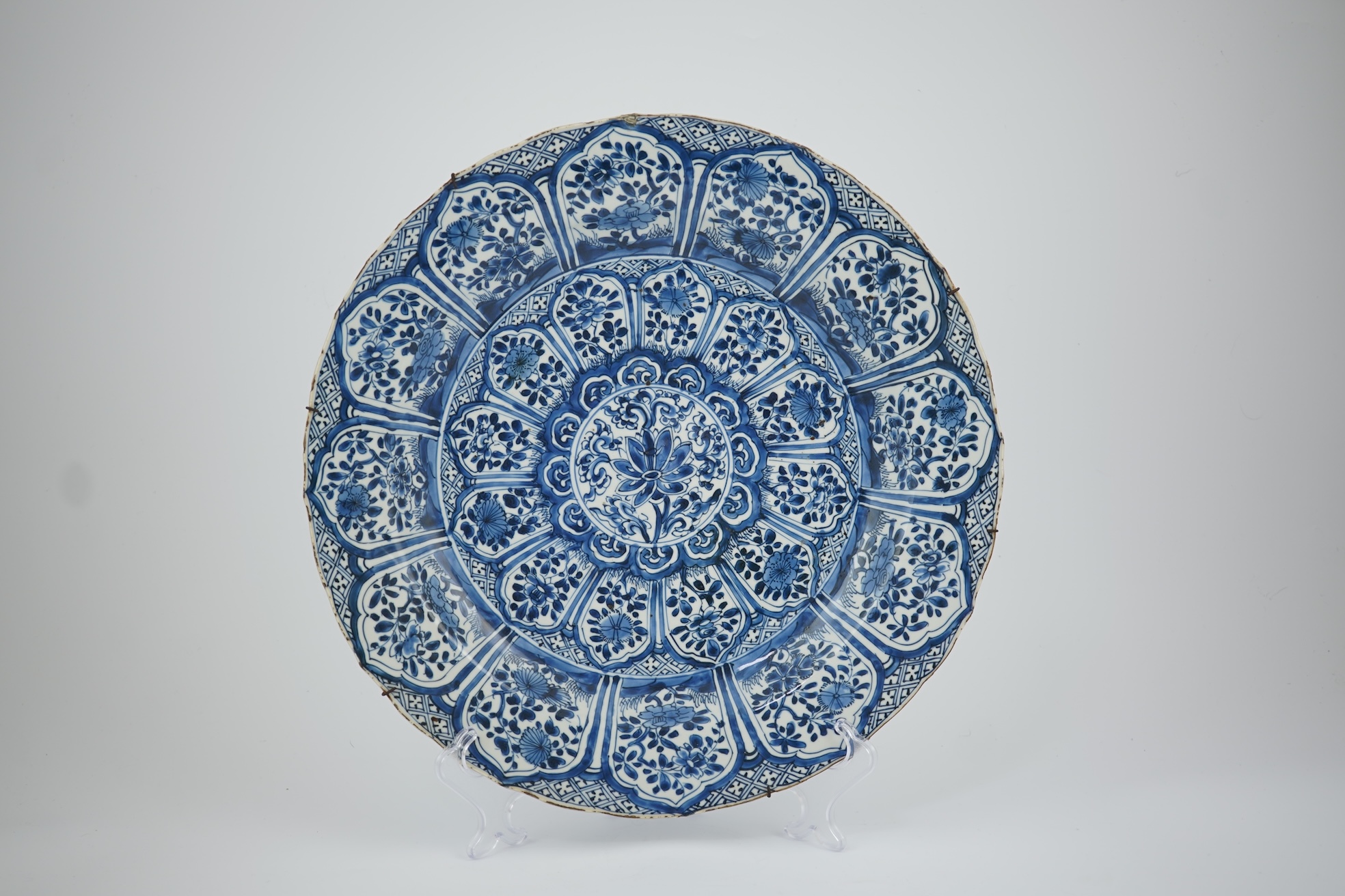 A Chinese blue and white charger, Kangxi period (1662-1722)